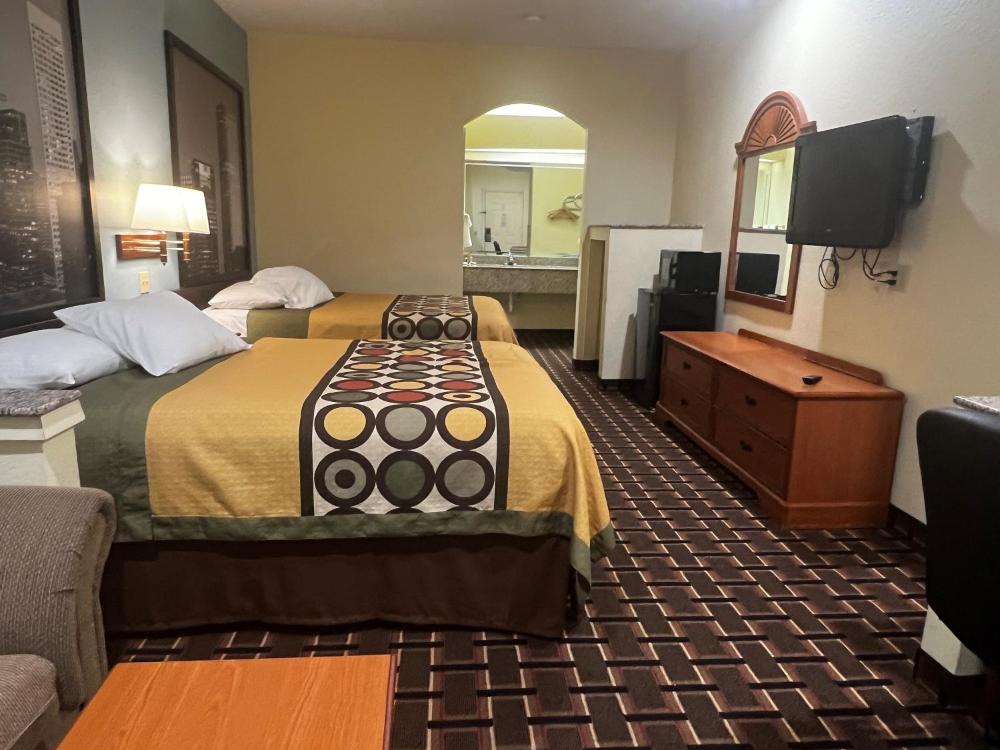 Queen Room with Two Queen Beds and Bath Tub - Mobility/Hearing Accessible - Non-Smoking interior