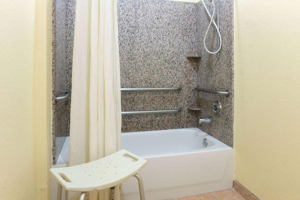 King Room with Bath Tub - Mobility/Hearing Accessible - Non-Smoking interior